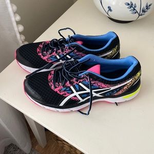 ASICS gel excite running shoes- like new